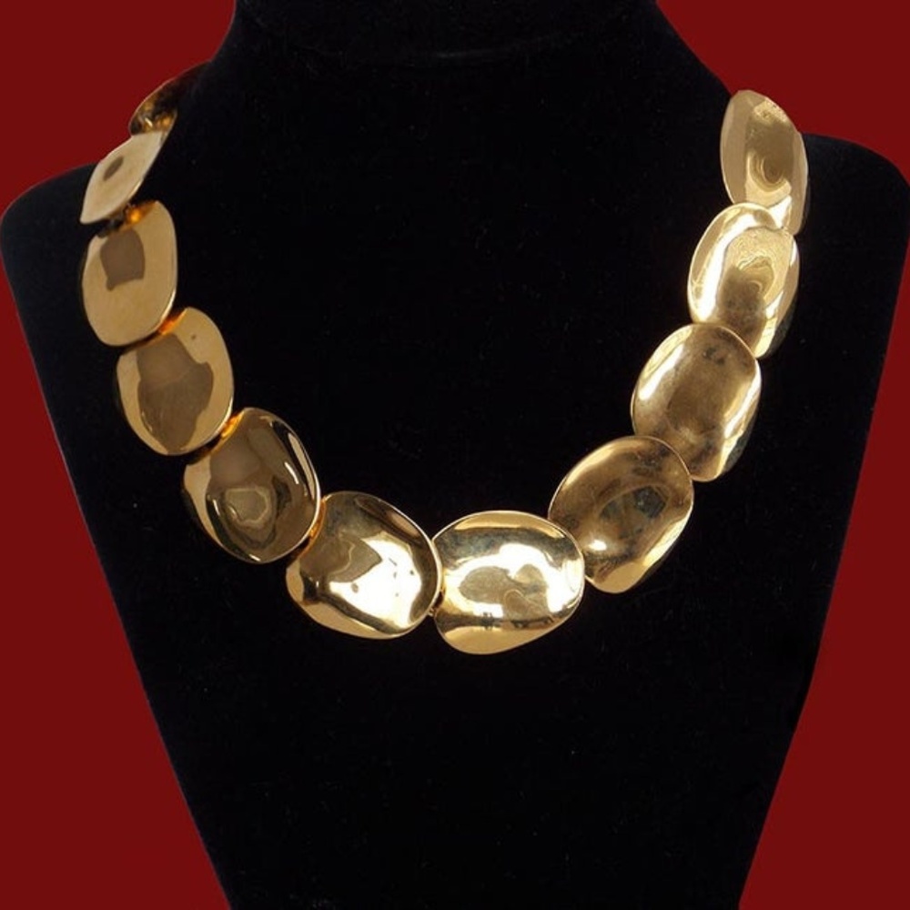 Stunning gold tone choker made with multiple disc